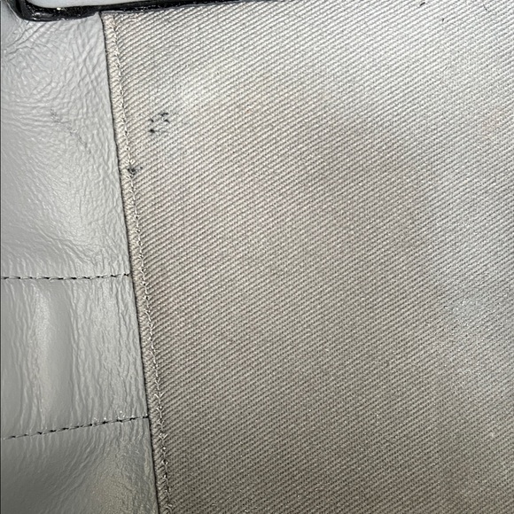 THE LEATHER LARGE TOTE BAG - Picture 15 of 15